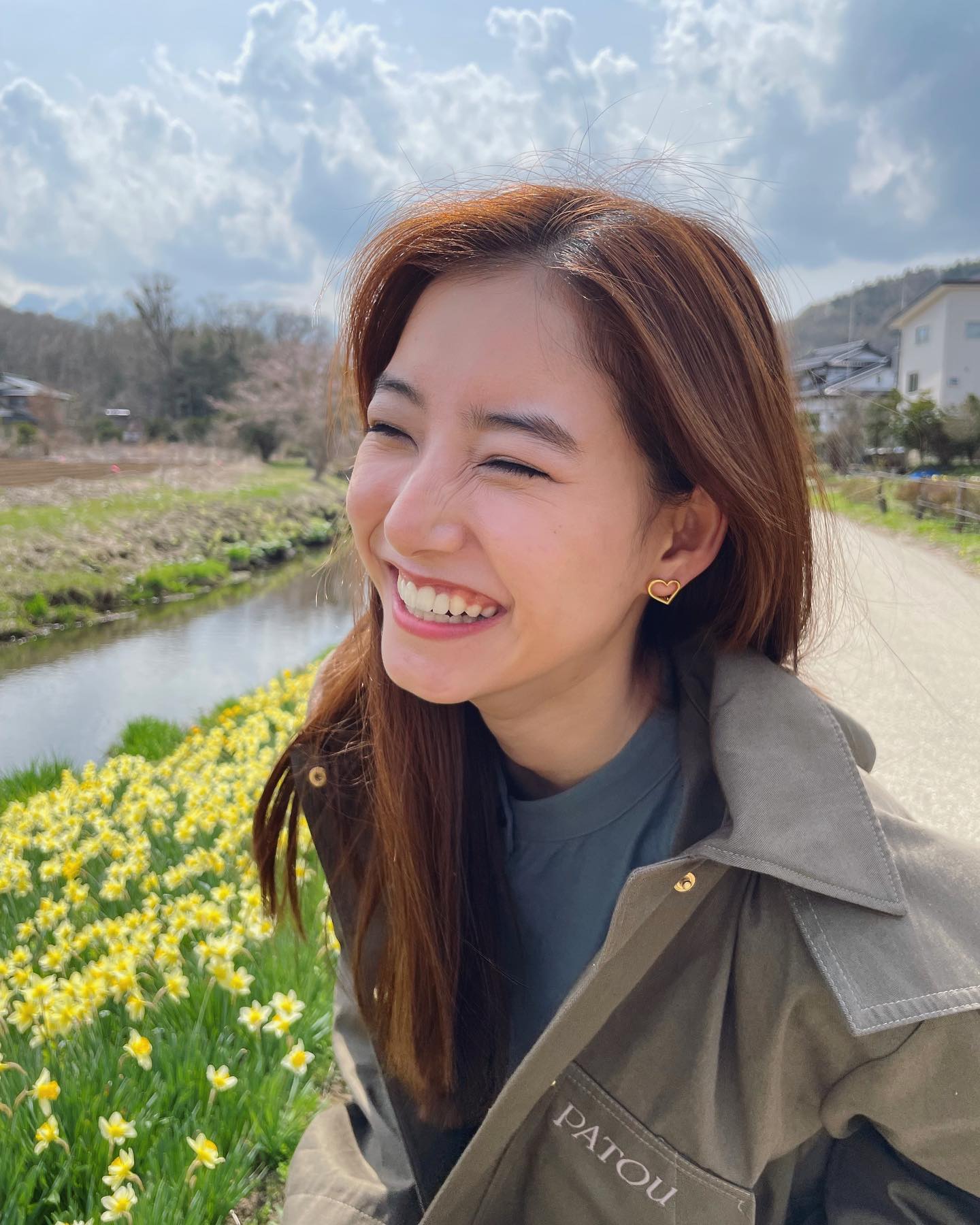 新木優子さんと散歩デート気分🎵「お花 × 優子ちゃんの笑顔以上に可愛いコンボはありません🤦🏻‍♀️🌼」