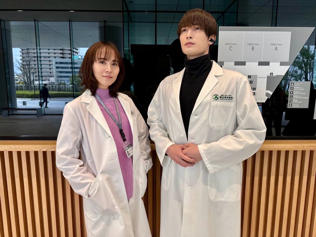 新空港占拠での「白衣姿」での2ショットに「2人が働く病院のドラマを見たい！」
