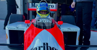 フェルナンド・アロンソ、感謝を込めて両親にF1ドライブの贈り物！