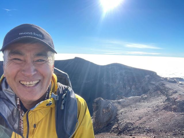 石原良純 晴れ渡る空の元、満面の笑みで富士山登頂！
