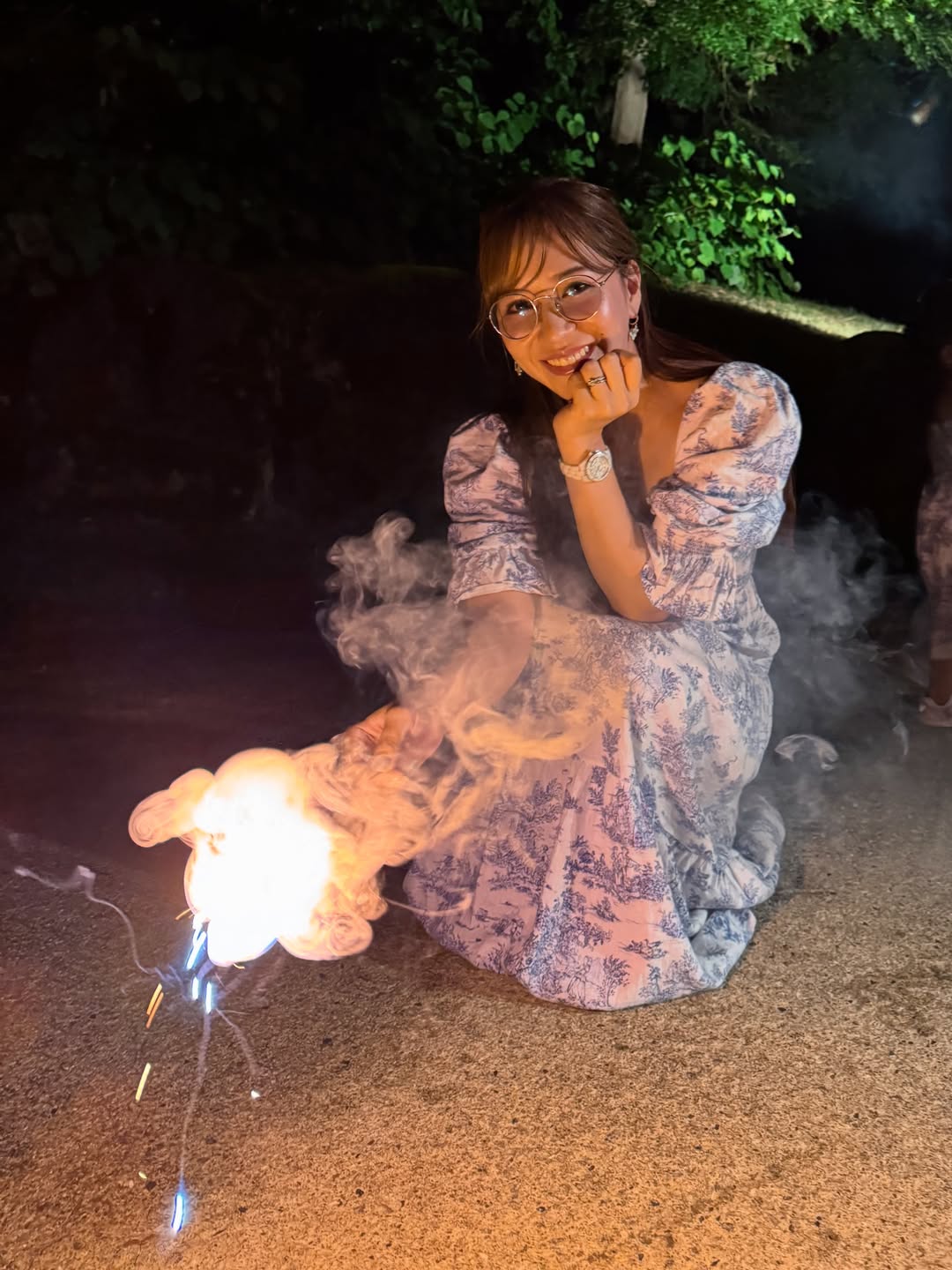 元AKB48・河西智美が親子で花火を楽しむ「キラキラな瞳で見つめてたよ」