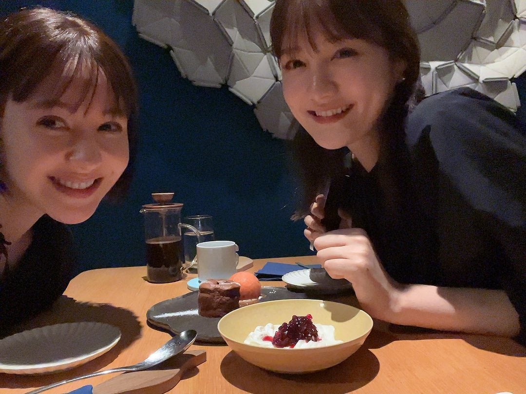 まるで双子❗️えくぼがそっくり💖トリンドル玲奈さんが妹・瑠奈さんとの“美人姉妹ショット”を公開📸👀