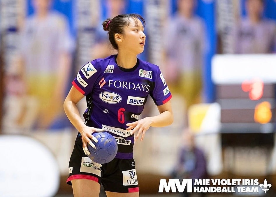 襲われたい？美女ハンドボーラーの“トラ柄シャツ”が強そう