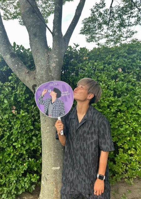 マイナビ仙台レディース・矢形海優、推しのうちわ片手にリフレッシュショット