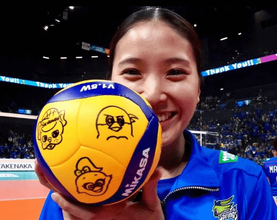 「めちゃ可愛いサイコーです」美女バレー選手、”我ながら上手く描けた”と自画自賛ショットにファン歓喜「タオルぶん回したった」