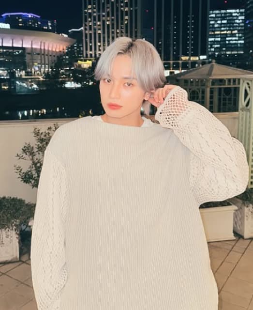 鮮やかな銀髪が夜空に輝く！アイドル・中島健人 「銀髪最後のデートしてきたよ」