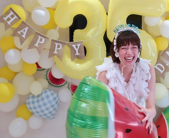 「35歳も最高に楽しく」佐藤栞里、誕生日を満面の笑顔で報告！スイカの浮き輪に囲まれて