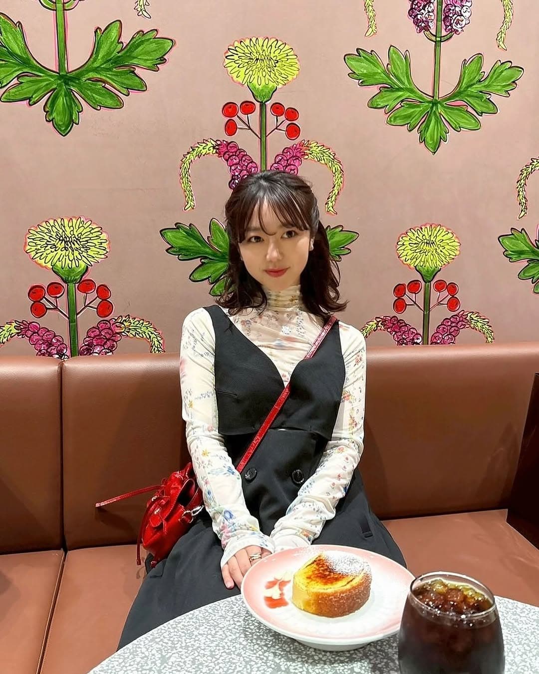 「まるで1枚の作品！」峯岸みなみ、背景と溶け込む可愛いコーデが話題に