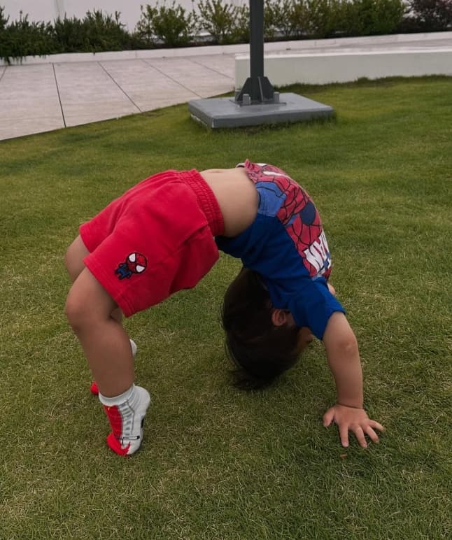 「よっ未来の体操選手‼」「これで歩くの⁉」人気芸人〇〇息子、3歳児の身体能力がガチですごい!