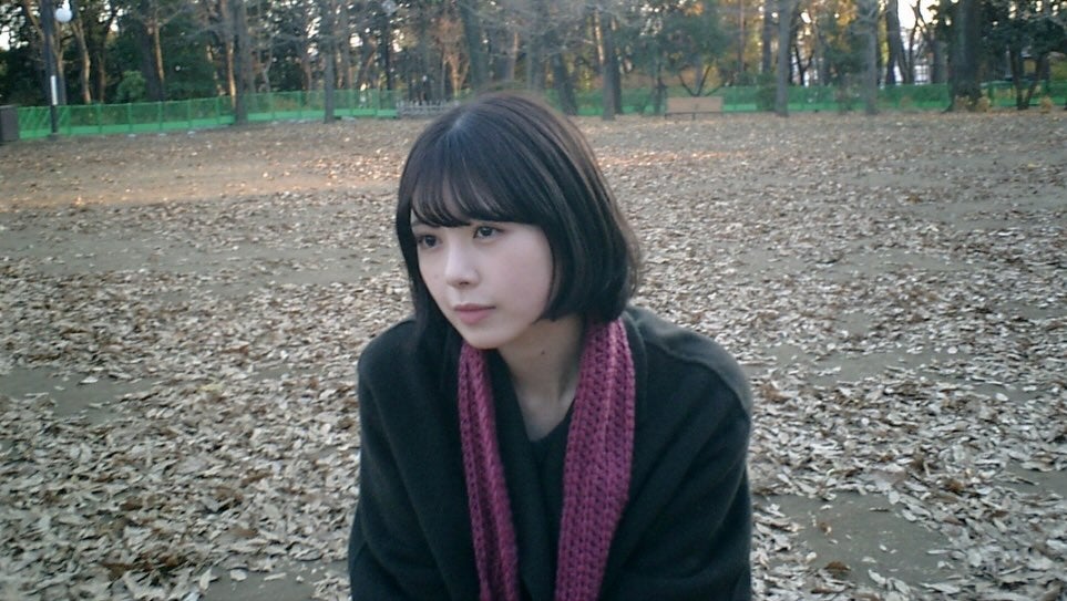 筒井あやめ、秋の公園で素敵な笑顔！温かいマフラーがポイント