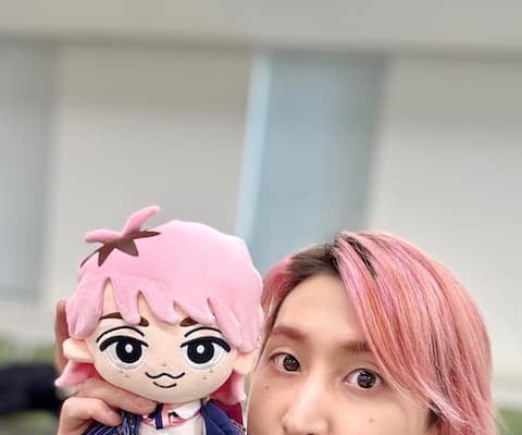 Snow Man・佐久間大介が自身のぬいぐるみとの写真を公開！「すのチルぶら下がらないシリーズ」