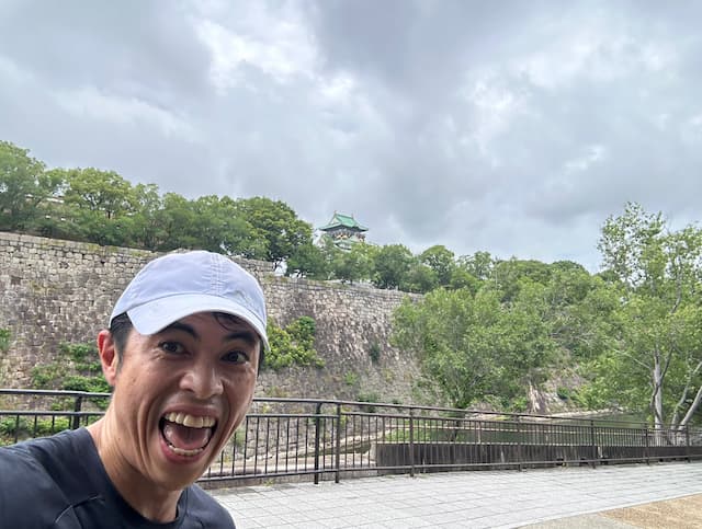 「雨上がりで涼しくて久々に走りやすい環境ピーヤでした。」小島よしおが大阪城をランニング！