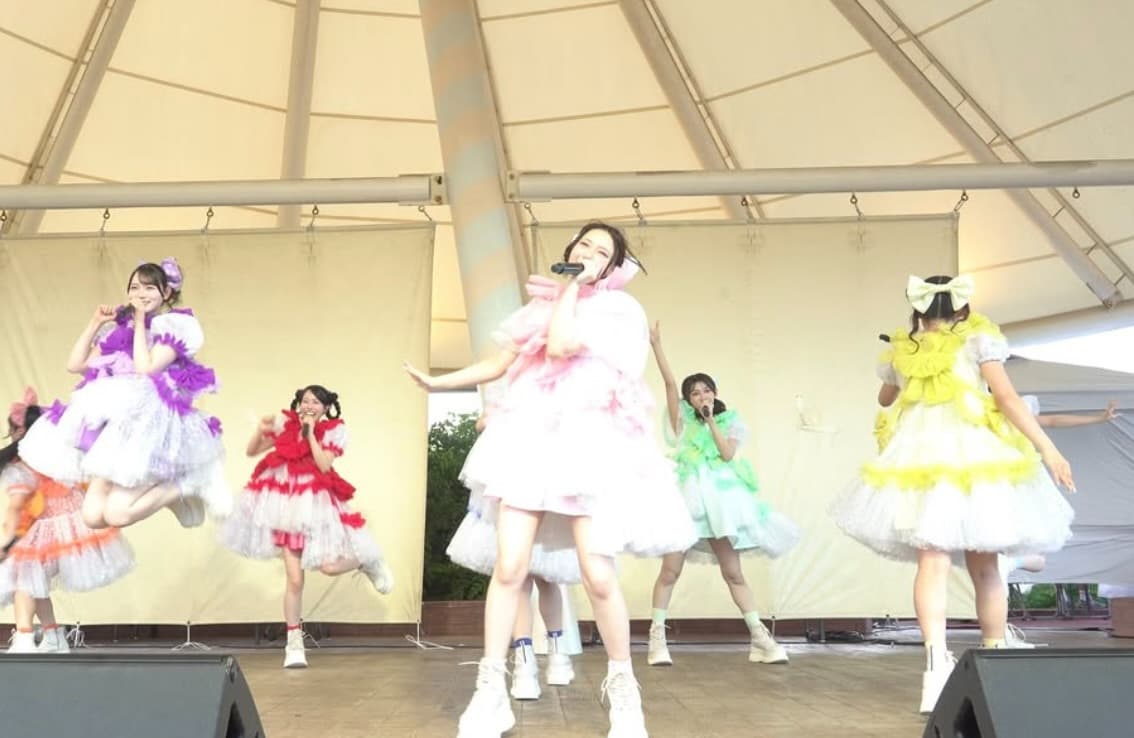 前髪が崩れない大ジャンプ！？CUTIE STREET真鍋凪咲、ライブ本番中の奇跡の1枚