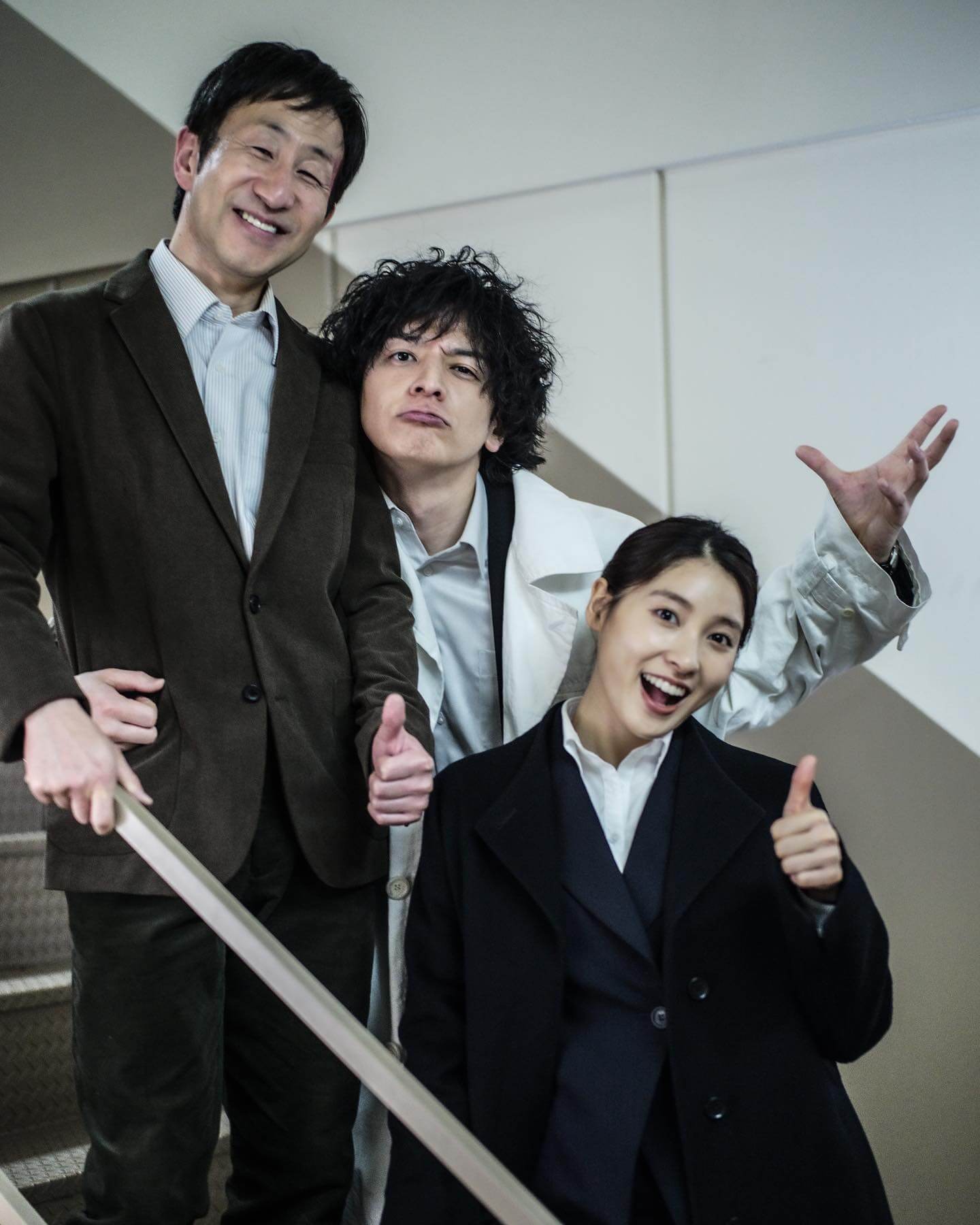 生田斗真がドラマ「警部補ダイマジン」メンバーで豪華3ショット 重要シーンを匂わせる言葉も！