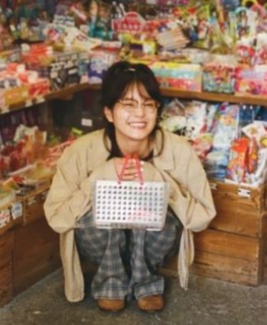 無邪気な笑顔が激カワ！元アイドル 深川麻衣   2025年カレンダーアザーカットを公開！