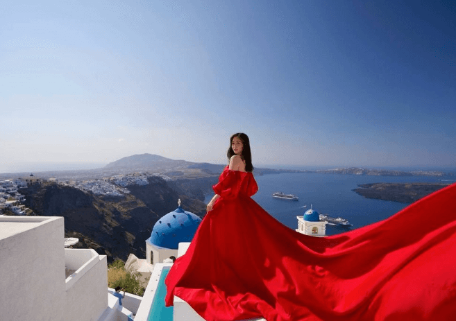 堀田茜、サントリーニ島で記録した奇跡！スーパーフォトジェニックの絶景＆ドレスにファンが見惚れる