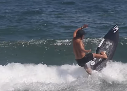 サーフィン千葉の波を切り裂く！堀越力が見せた“豪快スプレーターン”に注目