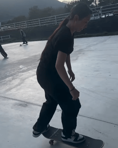 美女スケートボーダーの柴﨑仁香、吹き抜けの建物内でスケボームービーを披露！ファン拍手喝采「ビッグスマイル！」