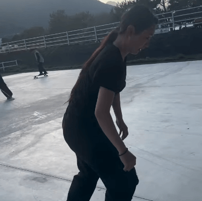 美女スケートボーダーの柴﨑仁香、吹き抜けの建物内でスケボームービーを披露！ファン拍手喝采「ビッグスマイル！」