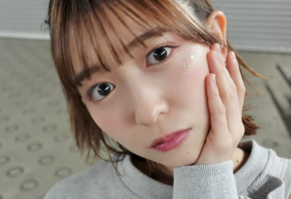 「私服でもアイドル爆発！」小泉遥香の“盛れショット連投”にファン悶絶「肩出しにドキドキ」「おはる100％！」