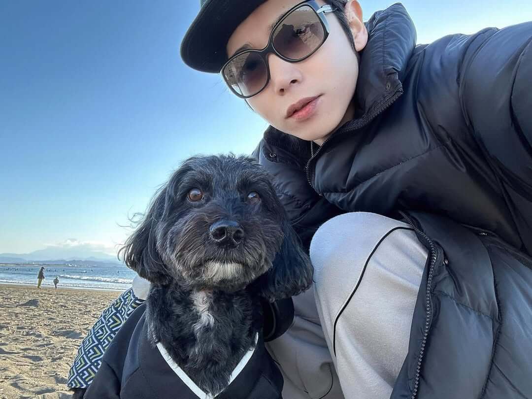 俳優・染谷俊之、着飾った愛犬との2ショットを公開！