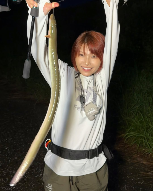 土用の丑の日といえばアレ！美女釣りインフルエンサーが釣り上げた超特大◯◯◯にファン驚愕!?