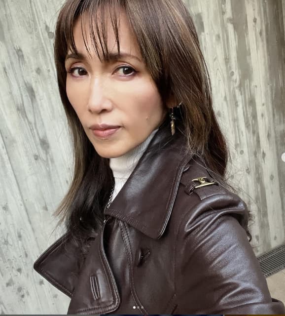 歌手 工藤静香 ロングコート姿を披露！似合いすぎだと話題に！