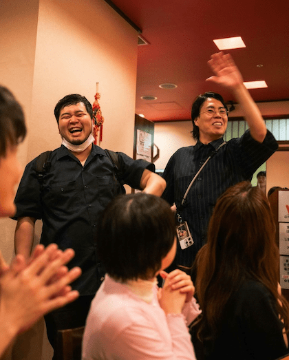 お笑い芸人かが屋の加賀翔、優勝した令和ロマンを祝福！！