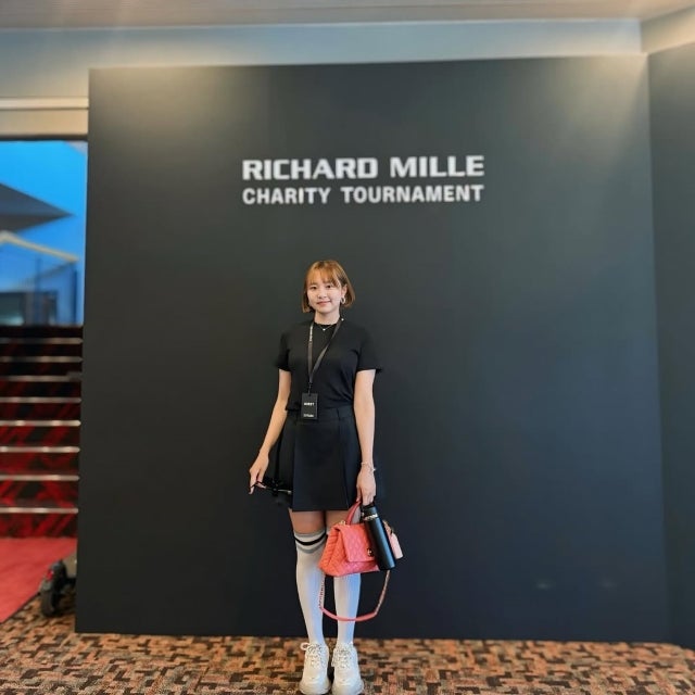 プロゴルファー三浦桃香、「私服×ゴルフソックス」コーデで魅了。チャリティ会場での一枚に反響