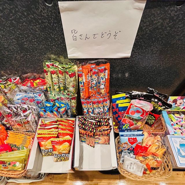 Backnumberが対バンツアーに向けて駄菓子でエネルギー補給！？