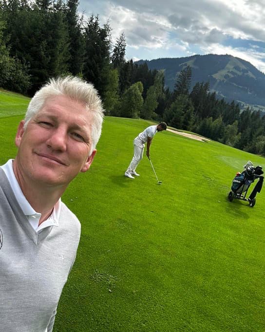 “晴天のフェアウェイで再会”　シュヴァインシュタイガーがミュラーとのゴルフ写真を投稿