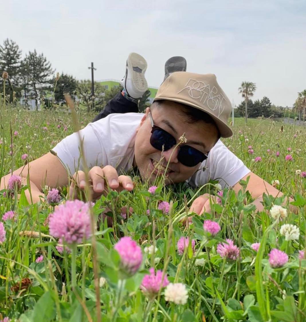 とろサーモン久保田が花と戯れる！？