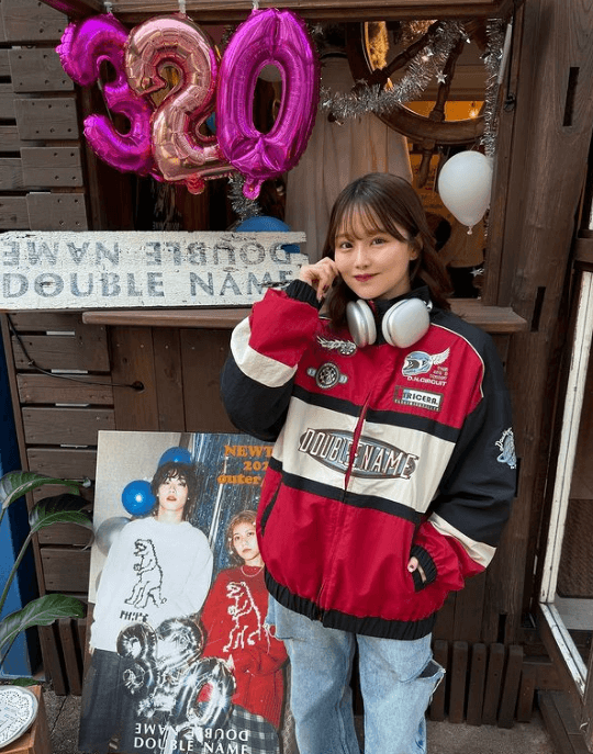 ”モデルが最高だ”グラドル吉田恵美、レーシングジャケの着用で”サッカー愛”あふれ…「浦和レッズカラー！」と大興奮