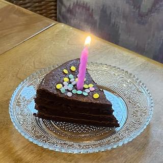 「りゅうちぇるへの愛は永遠に . .」Peco 亡き夫の誕生日を息子と祝福 手作りケーキを投稿