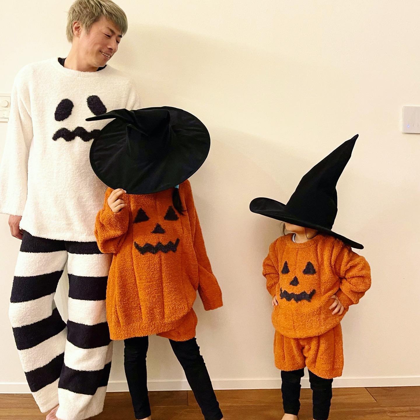 田村淳が親子仲良しショットを公開📸「家族4人でお揃いのピケ」🎃👻