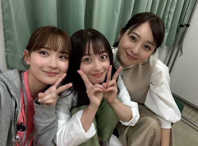 「私は監督キャストのみんなと初回観ます」橋本環奈がドラマ共演者とのオフショットを披露
