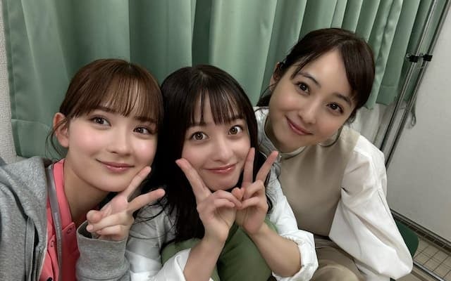 「私は監督キャストのみんなと初回観ます」橋本環奈がドラマ共演者とのオフショットを披露