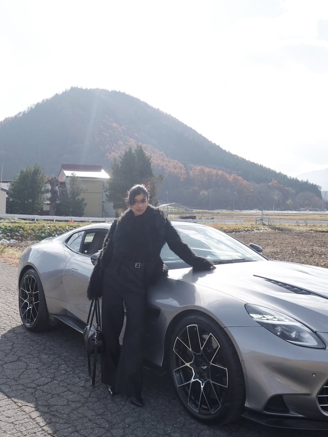 ローラが長野の大自然で無敵のブラックコーデをお披露目