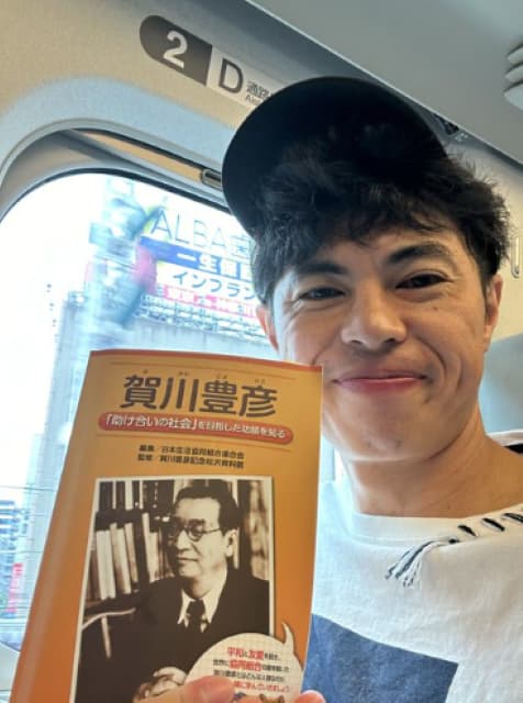 小島よしおが営業で移動。移動中に読む本は？「今こそ賀川豊彦なんじゃないかなって思います。」