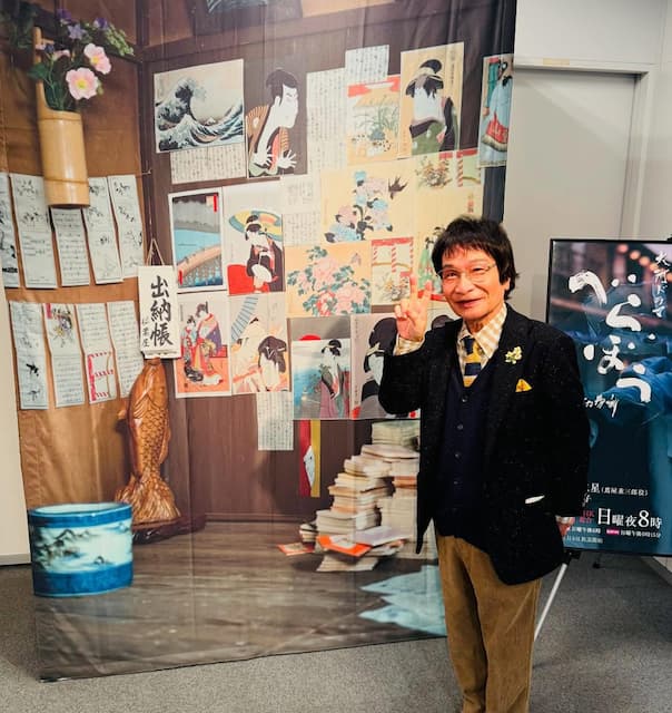 都立図書館名誉館長・尾木ママ、図書館勤務のオフショットを公開！