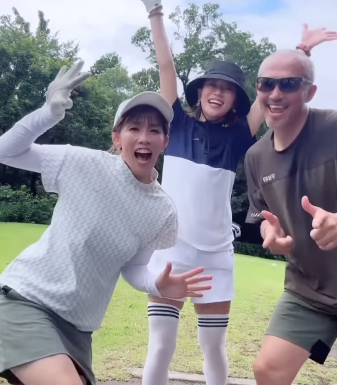 吉田沙保里「えっほ」ダンスで大盛り上がり！ 小野伸二＆あゆみさんと息ぴったりゴルフ満喫