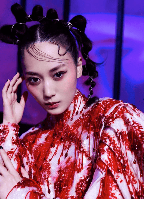 山下美月が蜷川ワールド全開のオフショットを公開！