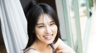 窓際でかわいい笑顔～『グランドジャンプ』初登場グラビアで魅了！