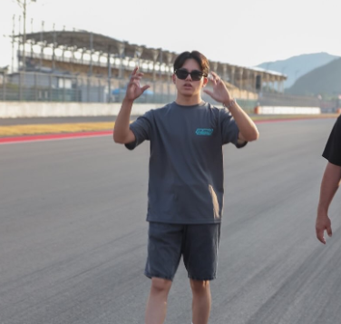 まさかの舞台で魅せる！人気プロドライバー卜部和久が挑む“決勝最後尾”の逆襲劇とは？