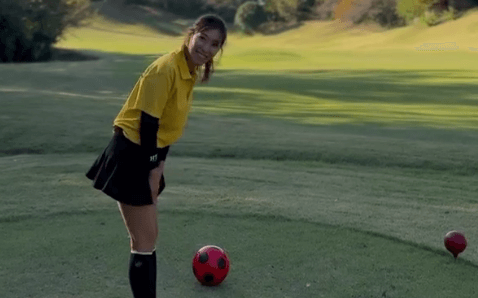 「ユーモアもあり可愛くて綺麗な投稿」人気モデル、フットゴルフに挑戦！プレー中の仕草が可愛すぎだと反響続々「面白そうですね」