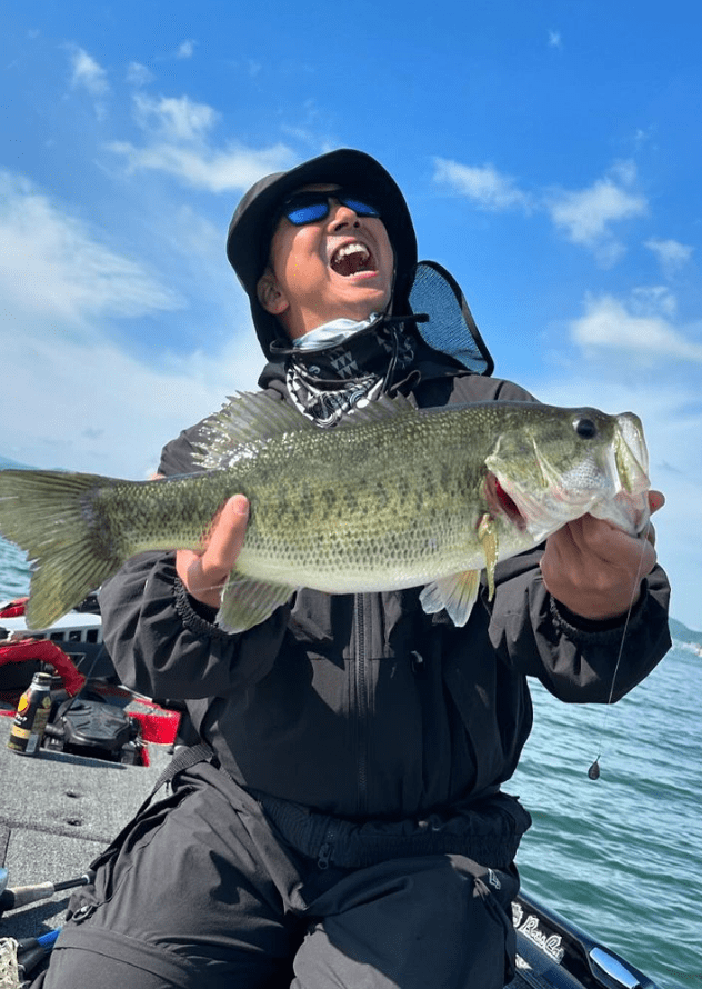 阪神OBのあの人が晴天の下で巨大バスを一本釣り「#琵琶湖バス釣り」