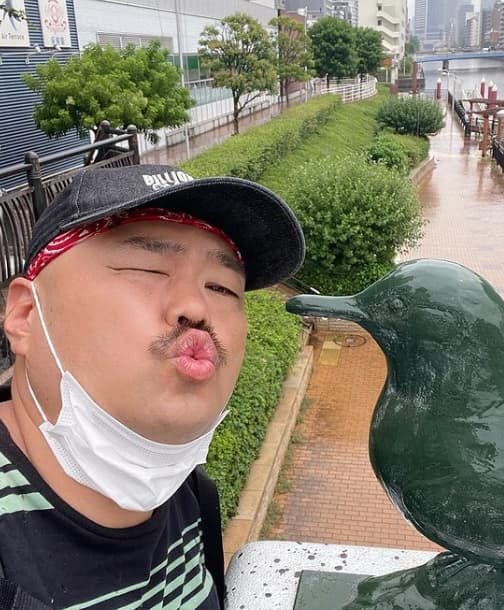 クロちゃん　鳥さんからのキス攻撃！