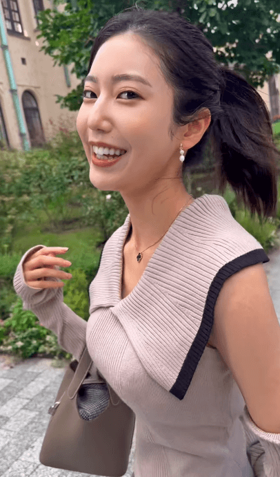 阿部なつき「秋だね。」色香漂うウォーキングムービーを披露！ファン「一緒に歩いてる感じ、いいね」と惚れ惚れ