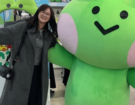 「本当に美人さんやな～」美女タレント、”スマホ依存カエル”と踊る姿が誉れ高いと反響続々！「めっちゃ綺麗」