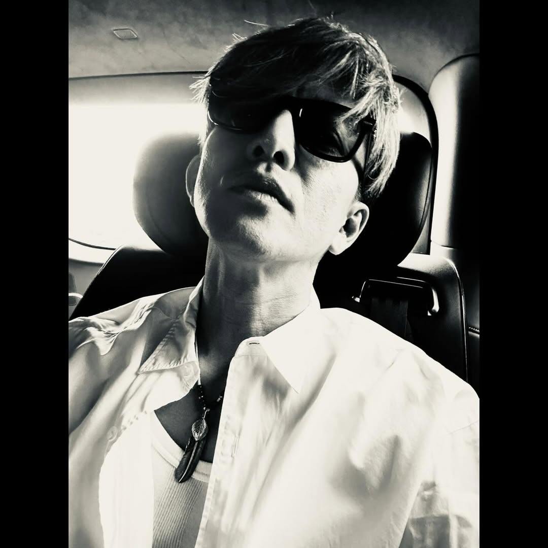 自撮りもカッコ良すぎる…ロケに行く道中の木村拓哉がモノクロショットを公開